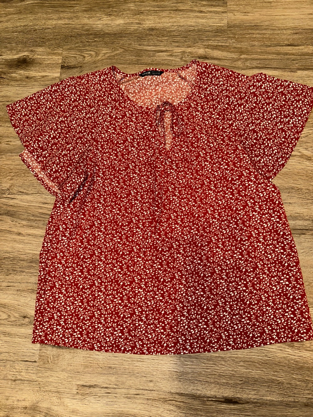 SHEIN Red Floral Short Sleeve Keyhole Blouse